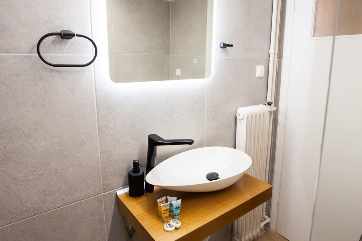 Contemporary Stylish Apartment Located Near Metaxourgeio Area Афины Экстерьер фото